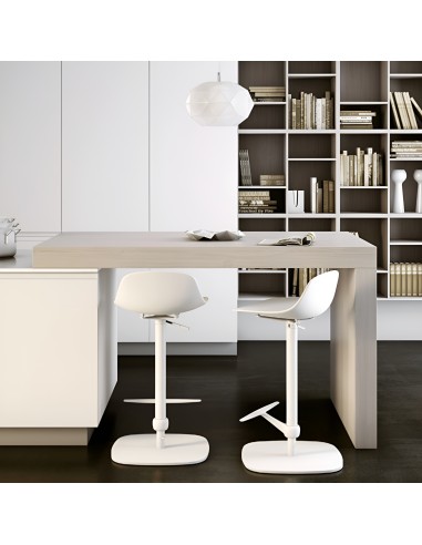 Tabourets Pure Loop Mini Updown beige avec pied chromé dans une cuisine moderne avec îlot central
