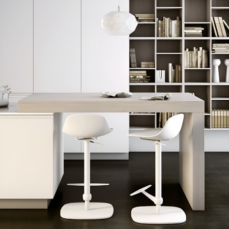 Tabourets Pure Loop Mini Updown beige avec pied chromé dans une cuisine moderne avec îlot central