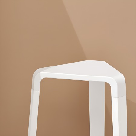 assise du tabouret de cuisine Picapau - plastique et hêtre teint en blanc