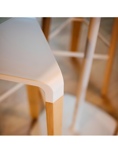 Zoom sur l'assise du tabouret de bar Picapau - design naturel en bois et plastique