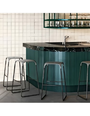 Tabouret Bobo pour îlot de cuisine en acier et plastique - ambiance épurée simple