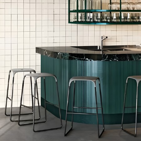 Tabouret Bobo pour îlot de cuisine en acier et plastique - ambiance épurée simple