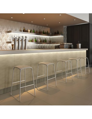 Tabourets Bobo blancs devant un bar moderne avec éclairage intégré – usage professionnel ou résidentiel