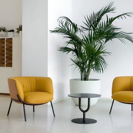 Paire de fauteuils Bombom 4 pieds jaune dans hall d’accueil – ambiance professionnelle chaleureuse