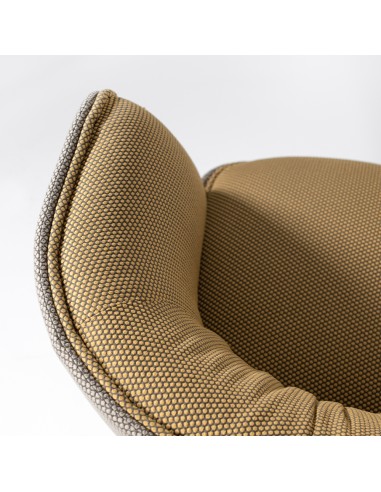 Zoom sur dossier du fauteuil Bombom 4 branches en tissu jaune à motif texturé