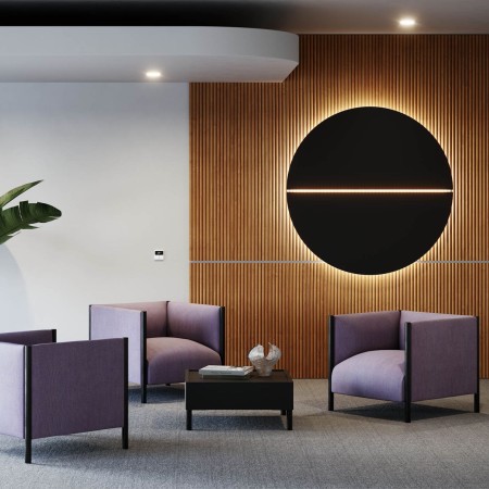 Fauteuil lounge Waffle One violet dans un hall d’accueil moderne avec mur en bois et éclairage design