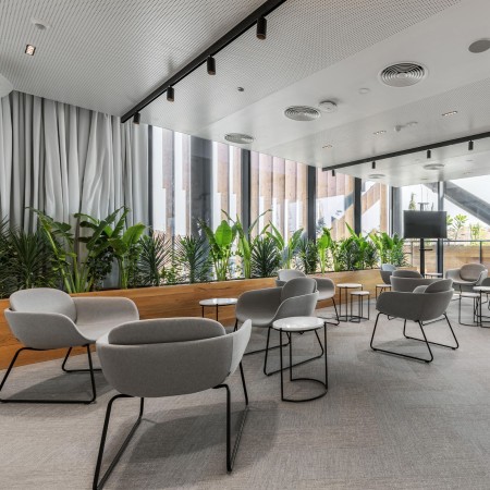 Salle d'accueil avec fauteuils PEB pieds traîneau dossier bas confortable - ambiance chaleureuse