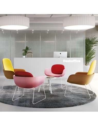 Fauteuils Peb Sled multicolores dans espace d’accueil design avec piètement traîneau blanc