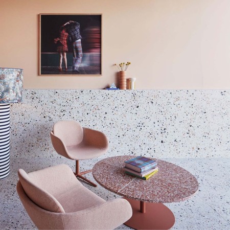 Fauteuils Peb Low Back rose clair avec base fixe dans un espace lounge contemporain