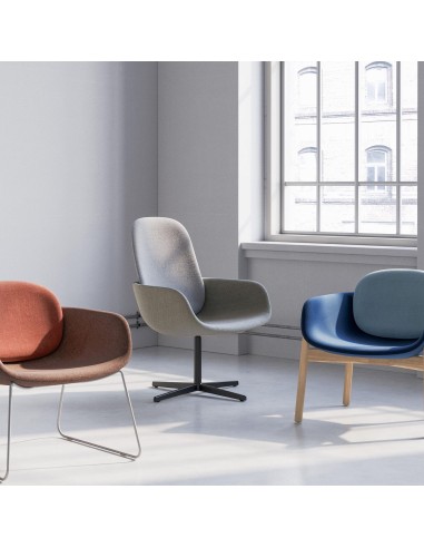 Fauteuils Peb dossier haut et bas dans un espace lumineux, piètements bois, métal et étoile