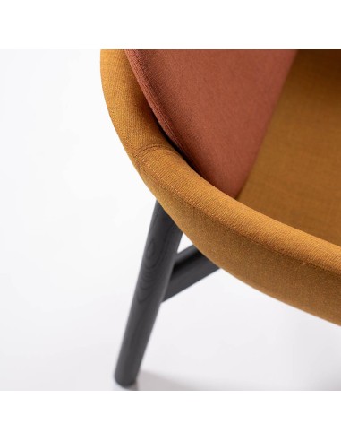 Détail du fauteuil Peb Low Back avec piètement bois teinté noir et tissu moutarde