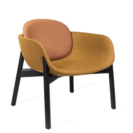Fauteuil lounge Peb Low Back bicolore orange et moutarde avec pieds bois noir