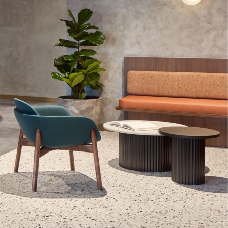 Salle d'accueil, attente avec fauteuil confortable en bois et tissu avec dossier bas - Peb