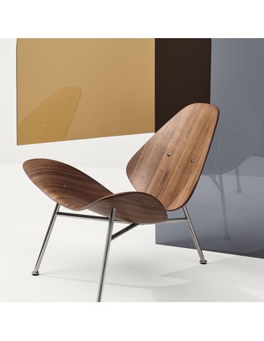 fauteuil lounge design Kram en noyer avec piètement chromé dans salon moderne