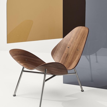 fauteuil lounge design Kram en noyer avec piètement chromé dans salon moderne