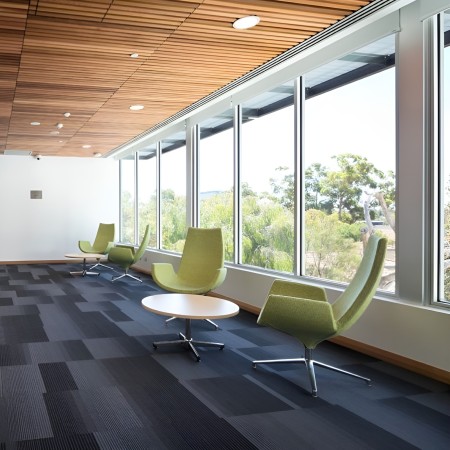  Fauteuil Beetle dossier haut – revêtement tissu clair et pied étoile blanc