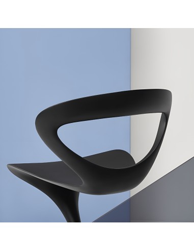 Détail du dossier incurvé de la chaise Callita noire – style sculptural