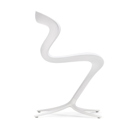 Chaise Callita blanche – profil latéral montrant les lignes fluides