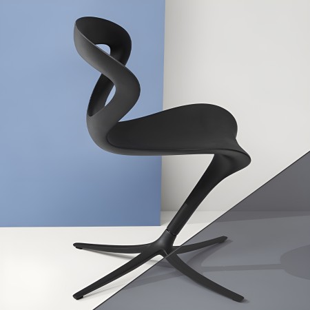 Chaise Callita noire en résine moulée – vue latérale avec design en courbes