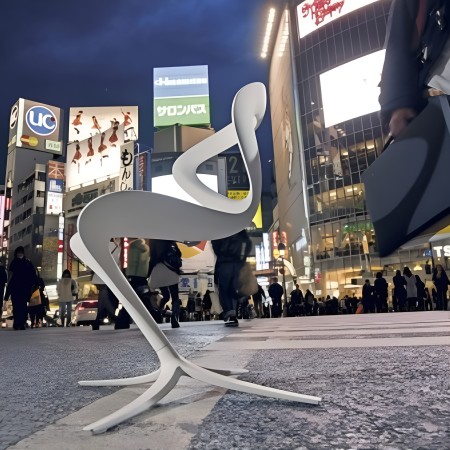 Chaise Callita blanche en pleine rue – mise en scène urbaine de design