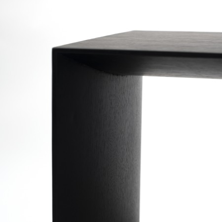 Détail de l'assise en chêne teinté du banc MUSEUM - noir et épuré