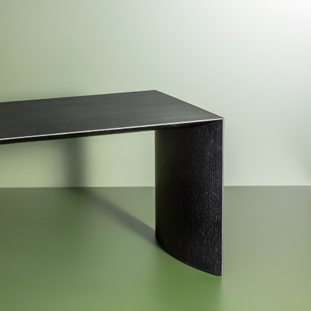 Vue frontale du banc Museum 2 Seats – finition en chêne naturel 2