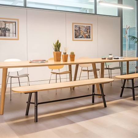 Banc design Record en bois naturel avec structure noire, vue studio sur fond blanc 2