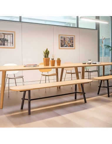 Banc design en bois clair avec structure blanche dans un salon moderne avec table scandinave RECORD BENCH