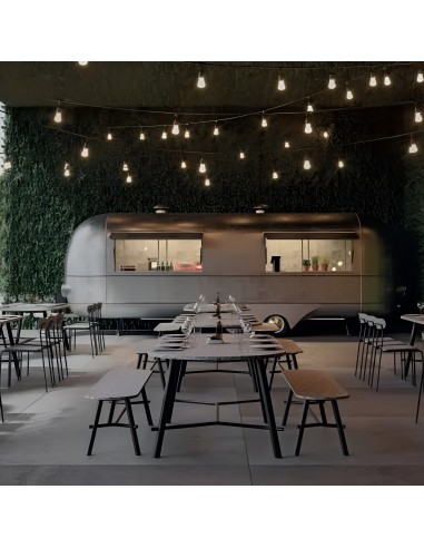 Banc Record BENCH utilisé en terrasse de restaurant, ambiance industrielle avec éclairage suspendu