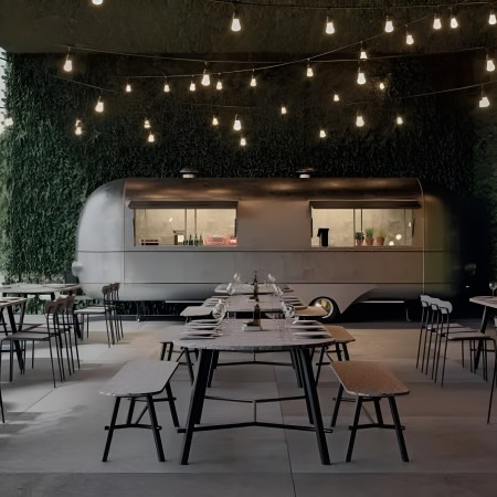 Banc Record BENCH utilisé en terrasse de restaurant, ambiance industrielle avec éclairage suspendu