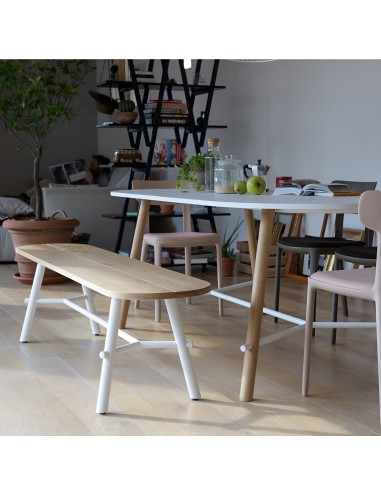 Banc Record en bois clair dans un open space lumineux, associé à une table de réunion design
