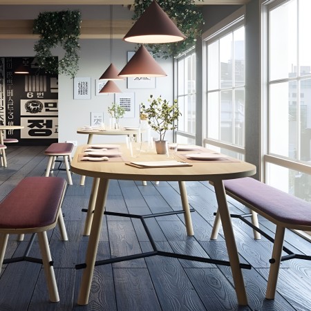 Salle de restauration avec table Record Living et bancs Record - ambiance naturelle en bois