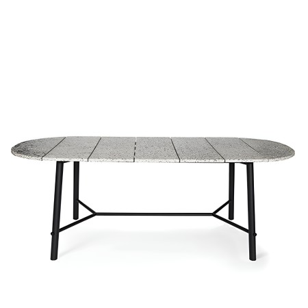 Table ovale extérieure avec plateau en fibre de verre recyclée et pieds noirs – Record Living