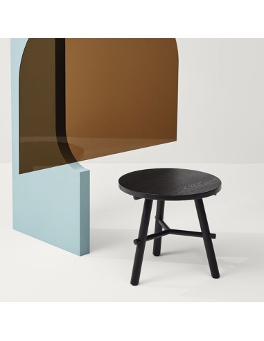 table basse design noire avec plateau bois et piètement acier – modèle Record Contract H450 – mise en situation moderne
