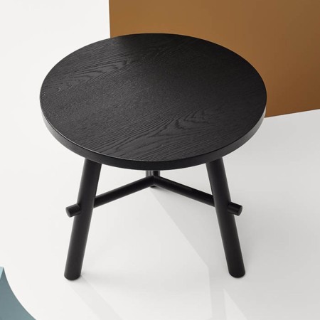 zoom sur table basse ronde noire en bois – finition chêne teinté noir – Record Contract H450