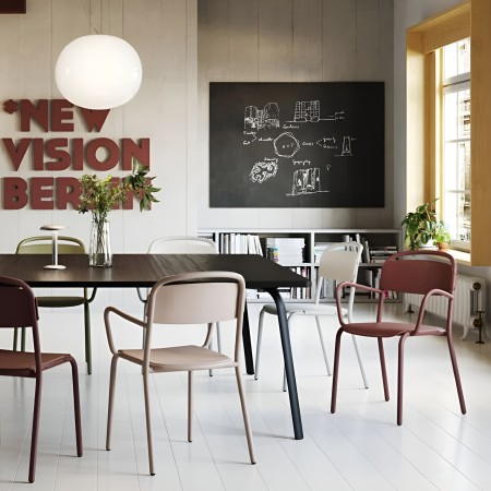 chaise Skol colorée avec accoudoirs, assise en plastique et structure en acier pour intérieur, réunion