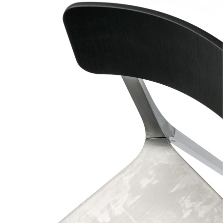 Détail du dossier en contreplaqué chêne noir et de l'assise en aluminium de la chaise Ruelle – finition soignée