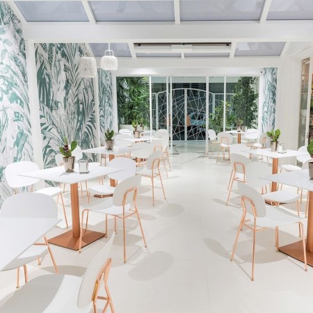 Chaise Tondina Pop intérieure en plastique blanc avec piètement acier teint - moderne et design