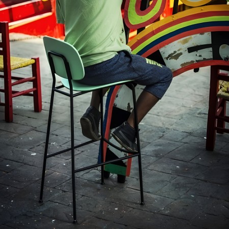 Tondina Pop – Tabouret design en plastique et métal, une solution élégante pour les intérieurs actuels 2