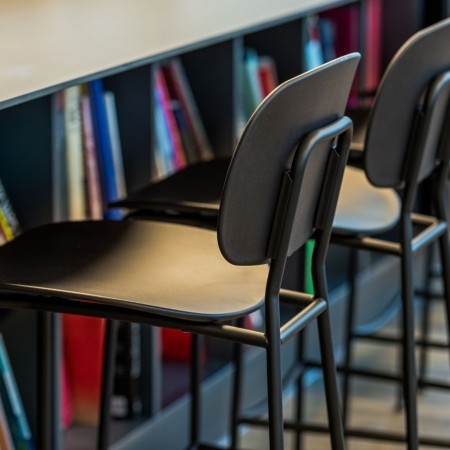 Tondina Pop – Tabouret de bar design avec assise en plastique et structure en métal, parfait pour un intérieur moderne