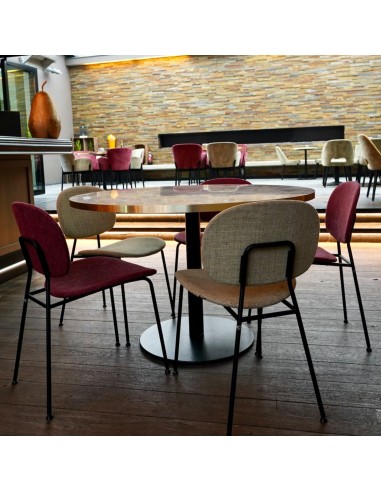 Chaise Tondina Pop avec assise en tissu et pieds en acier - ambiance chaleureuse salle de réunion