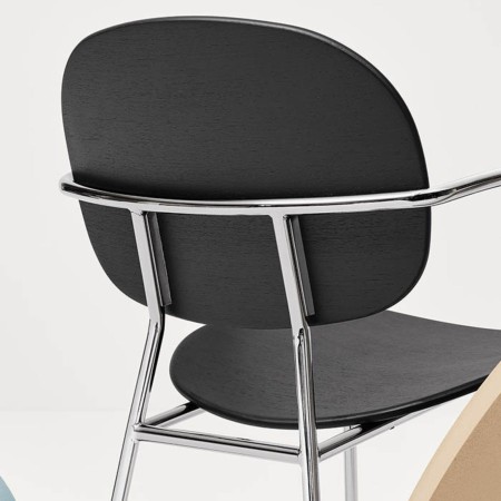 Chaise Tondina noire avec accoudoirs - dos en acier chromé et bois de chêne teinté moderne
