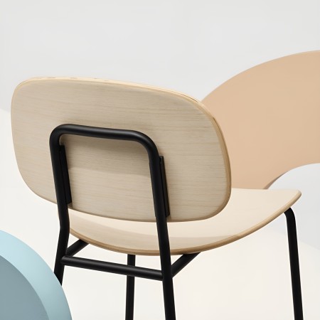 Dos de la chaise haute pour îlot de cuisine Tondina - structure en acier noir et dossier bois de chêne