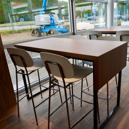 Tabouret de îlot de cuisine et tables hautes, plans de travail - bois de chêne naturel et acier teinté