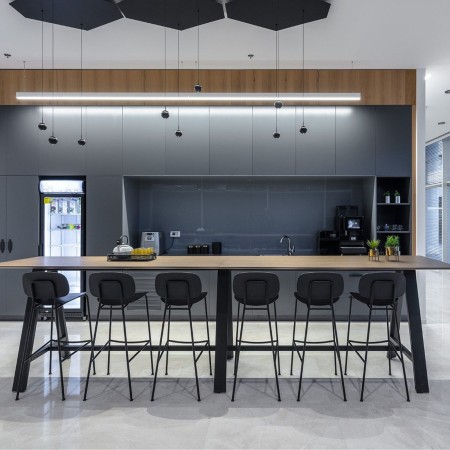 Tabourets noirs en bois et métal pour bar résidentiel ou professionnel - Tondina Bar Stool