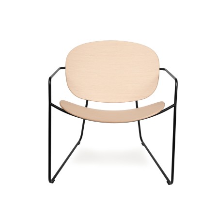 Fauteuil Tondina Lounge bois naturel, vue frontale avec accoudoirs noirs