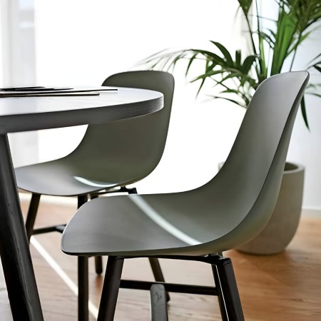 Détail de la coque en plastique teinté de la chaise Pure Loop Mono Retro en vert