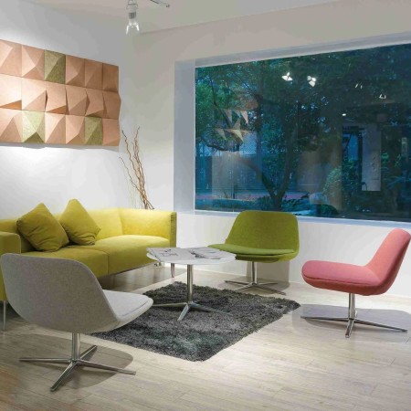 Salle d'attente ou espace détente avec chaises fauteuil Pure Loop Lounge confortables