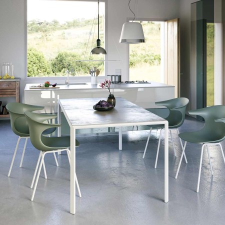 Salle à manger, restauration avec chaises Loop Mono design en plastique et acier - moderne