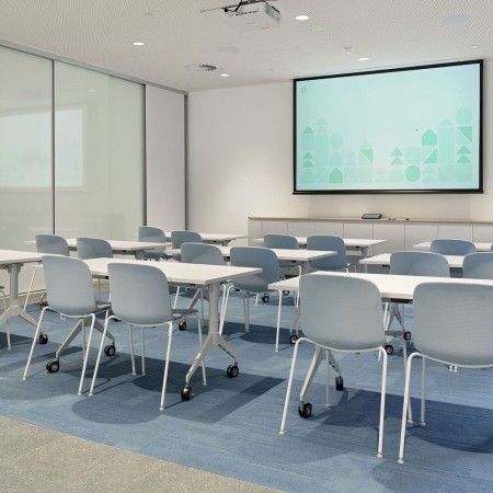 Chaise empilable Relief 4 pieds en plastique bleu avec piètement en acier teint en blanc - salle de réunion